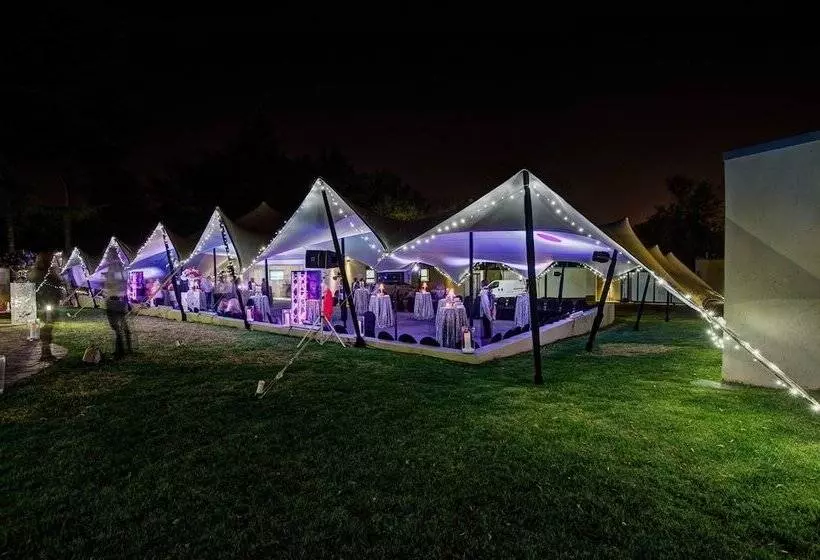 Отель The Marion On Nicol