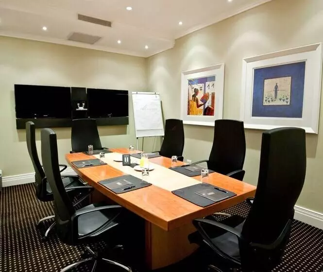 Отель The Marion On Nicol