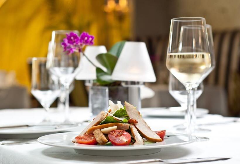 Отель The Marion On Nicol