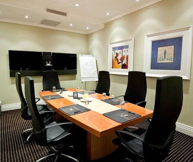 Отель The Marion On Nicol