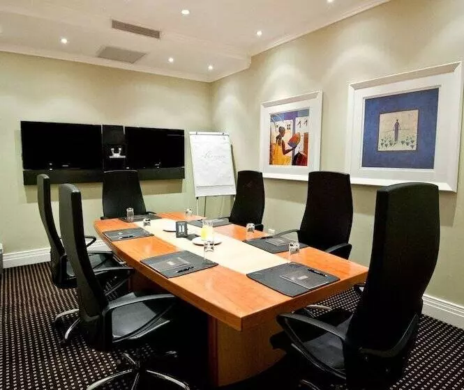 Отель The Marion On Nicol