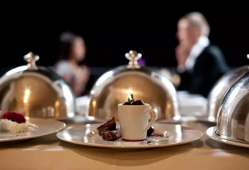 Отель The Marion On Nicol