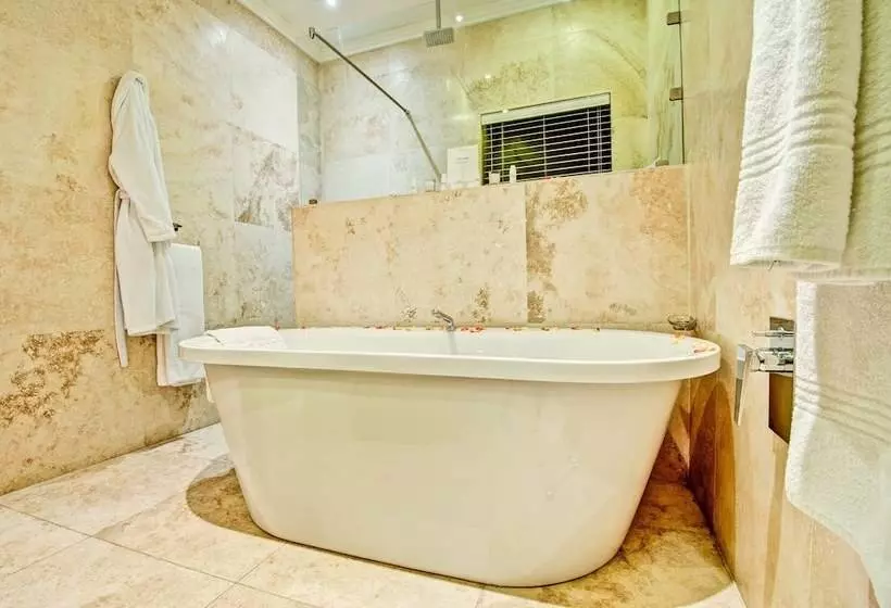 Отель The Marion On Nicol