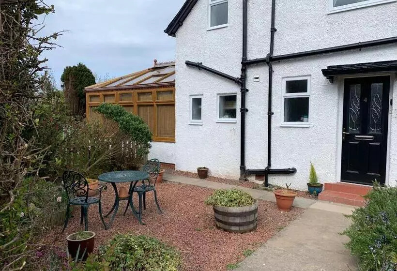 ベッドアンドブレックファースト Holly Trees