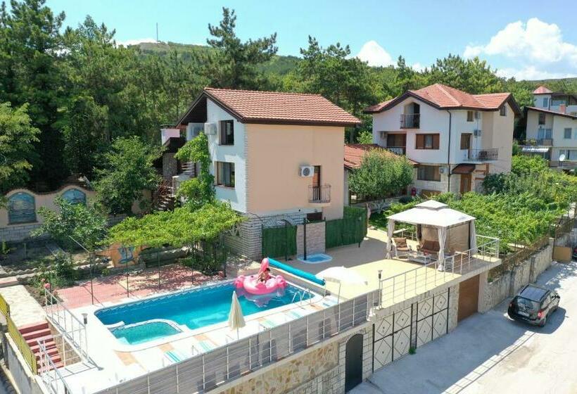 פנסיון Villa Mak