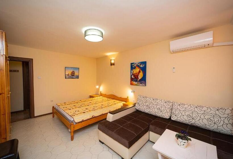 פנסיון Villa Mak