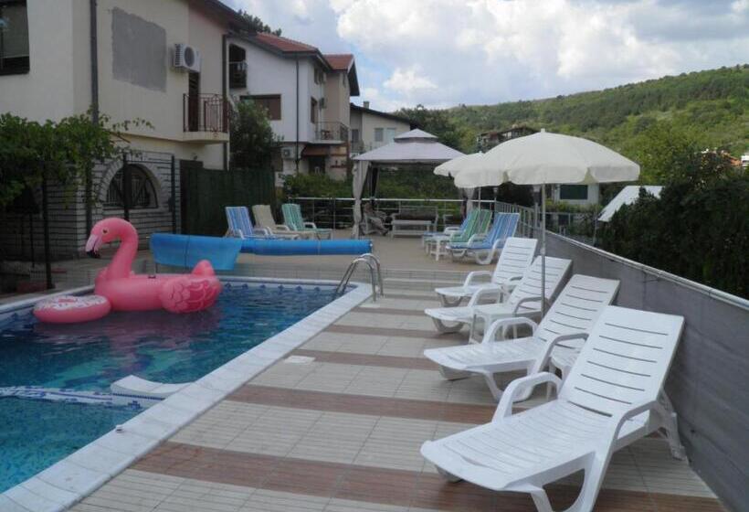 פנסיון Villa Mak