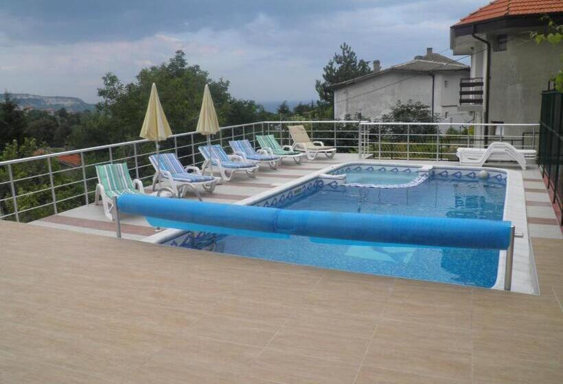 פנסיון Villa Mak