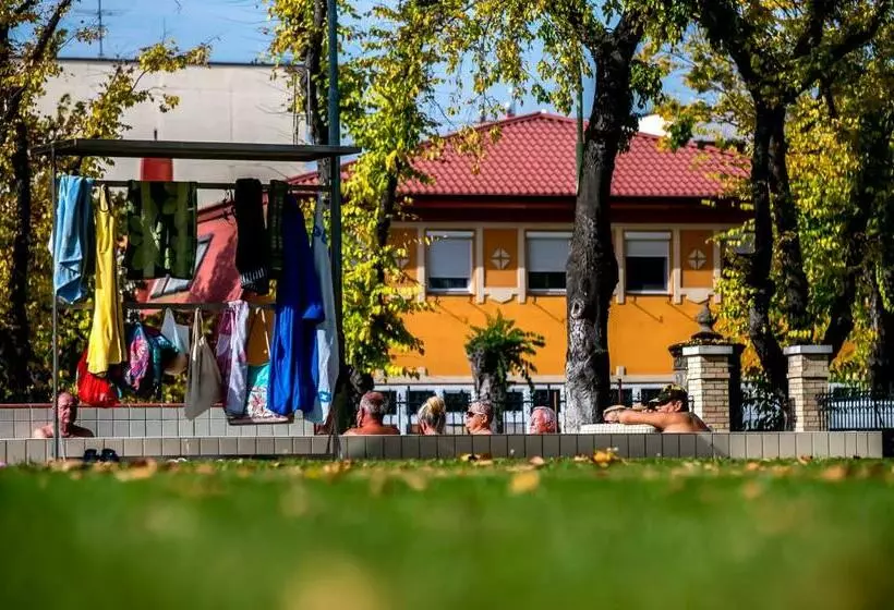 Aamiaismajoitus (B&B) Cvse Clubház és Panzió