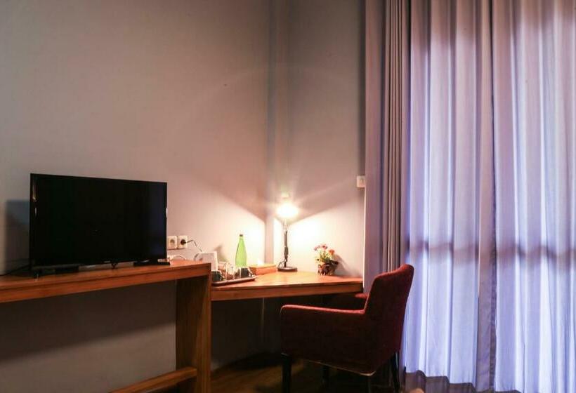 Отель Wae Molas