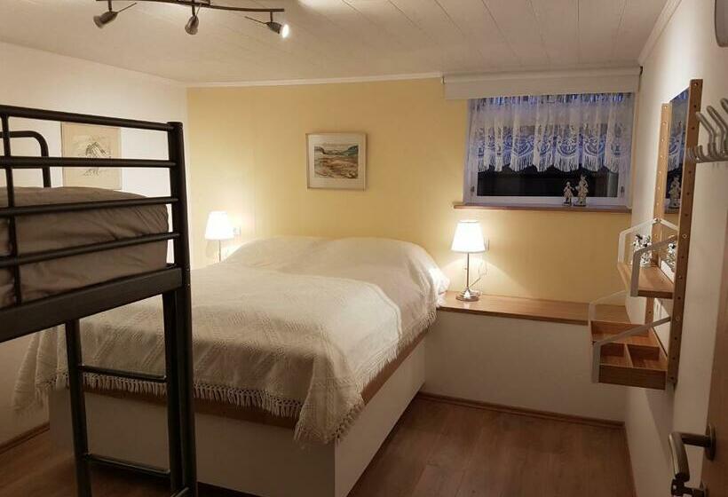 تختخواب و صبحانه Holiday Guesthouse