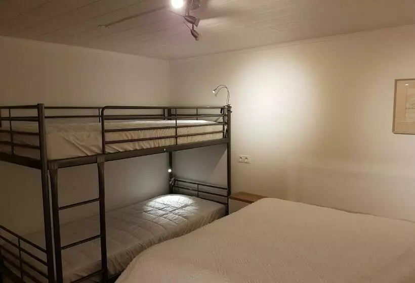 تختخواب و صبحانه Holiday Guesthouse