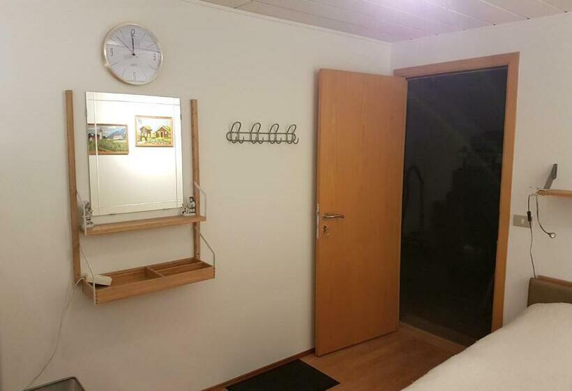 تختخواب و صبحانه Holiday Guesthouse