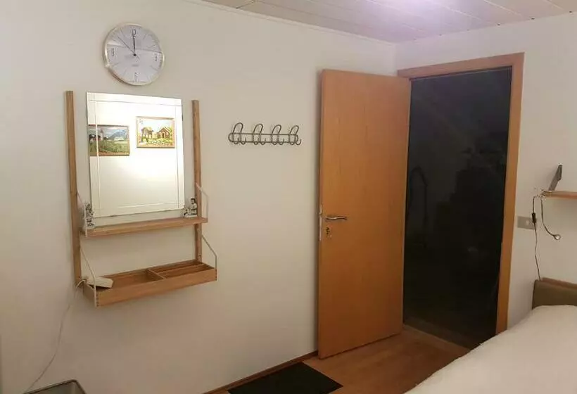 تختخواب و صبحانه Holiday Guesthouse