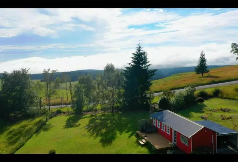 تختخواب و صبحانه Little Red School House