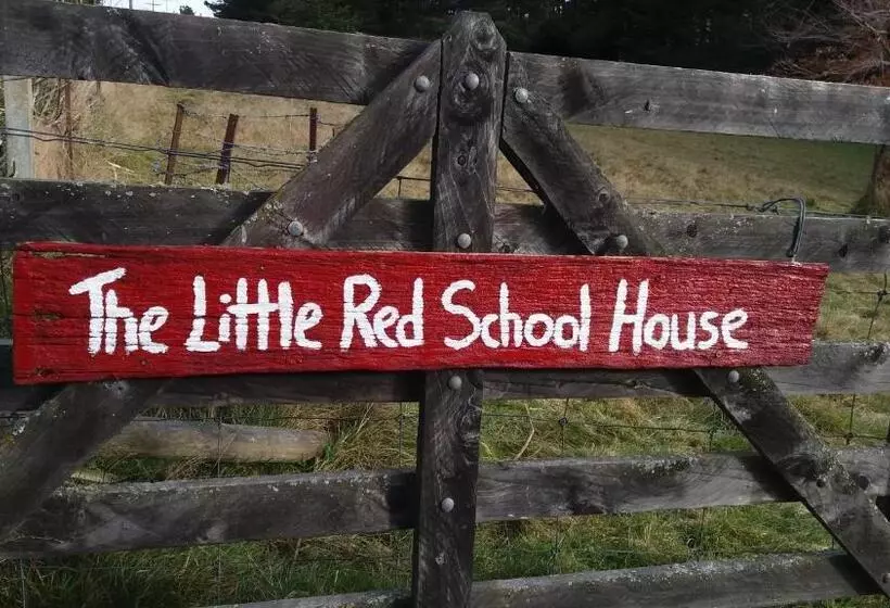 تختخواب و صبحانه Little Red School House