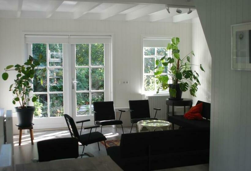 تختخواب و صبحانه Gina S Garden House