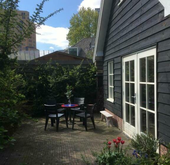 تختخواب و صبحانه Gina S Garden House