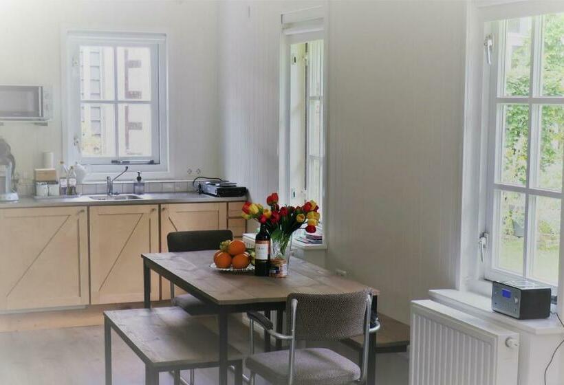 تختخواب و صبحانه Gina S Garden House