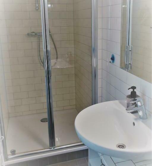 تختخواب و صبحانه Gina S Garden House