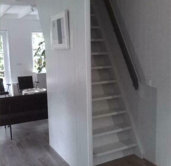 تختخواب و صبحانه Gina S Garden House