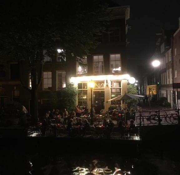 تختخواب و صبحانه Gina S Garden House