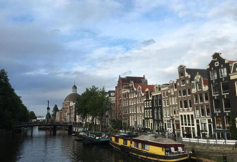 تختخواب و صبحانه Gina S Garden House