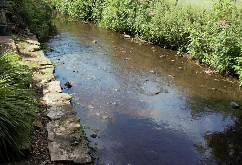 تختخواب و صبحانه Bridge End