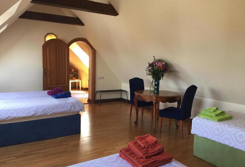 پانسیون Peahen Residence