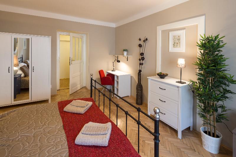 هتل Old Town Templova Apartments