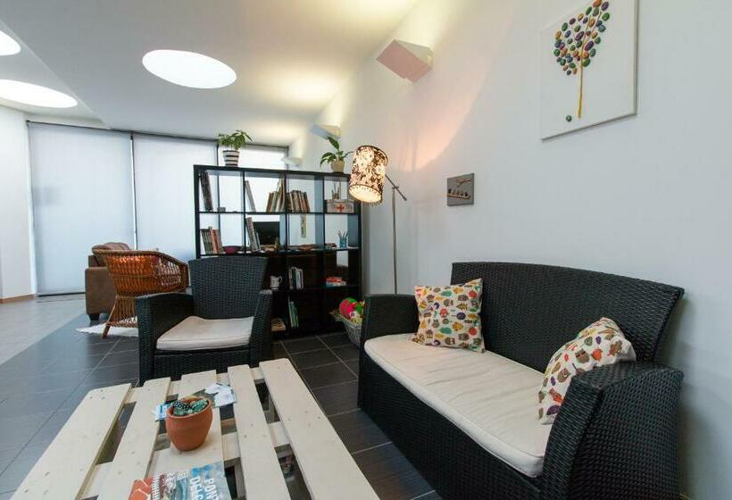 Change The World Hostels Açores Ponta Delgada