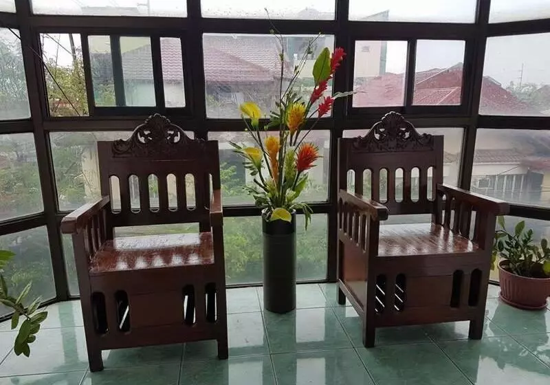 پانسیون N&j Lopez Lodging House