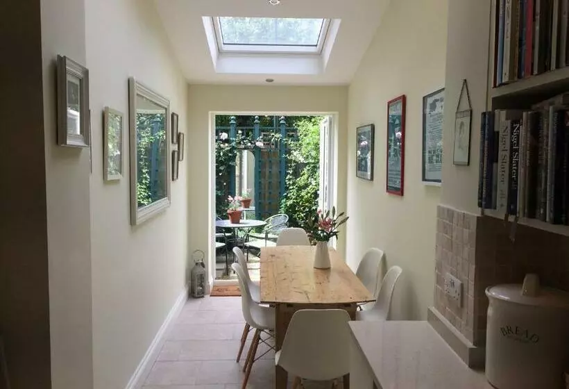 Aamiaismajoitus (B&B) Old Station Gardens, Sw London