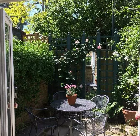 Aamiaismajoitus (B&B) Old Station Gardens, Sw London