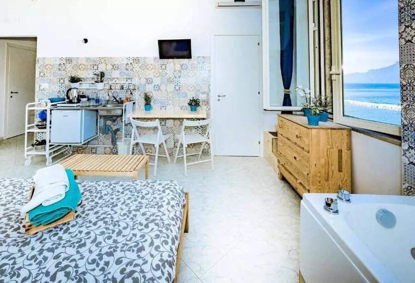تختخواب و صبحانه On The Beach Sea View&kitchen In Room