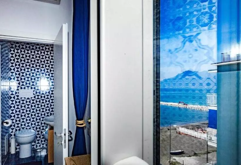 تختخواب و صبحانه On The Beach Sea View&kitchen In Room