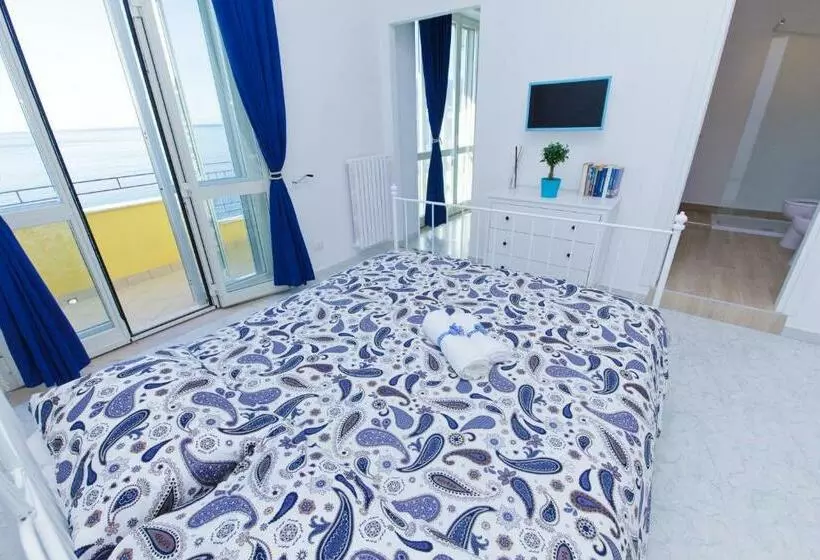 تختخواب و صبحانه On The Beach Sea View&kitchen In Room