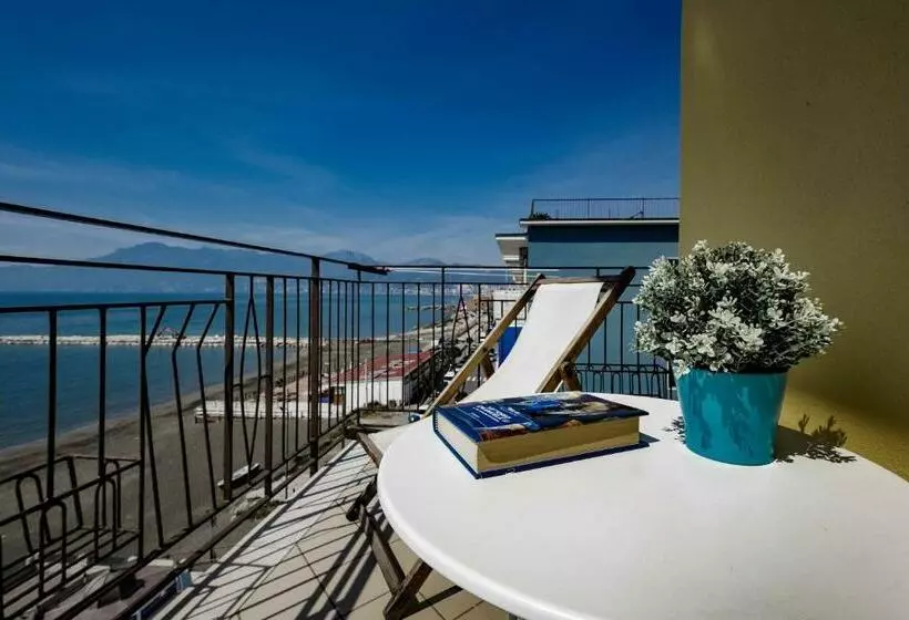 تختخواب و صبحانه On The Beach Sea View&kitchen In Room
