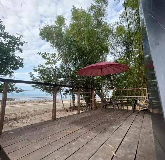 Majatalo Dugong Koh Sukorn