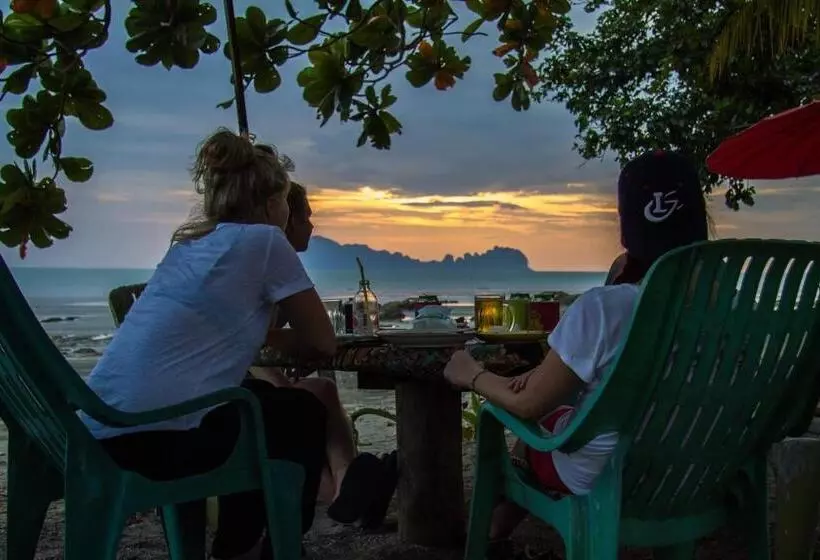 Majatalo Dugong Koh Sukorn