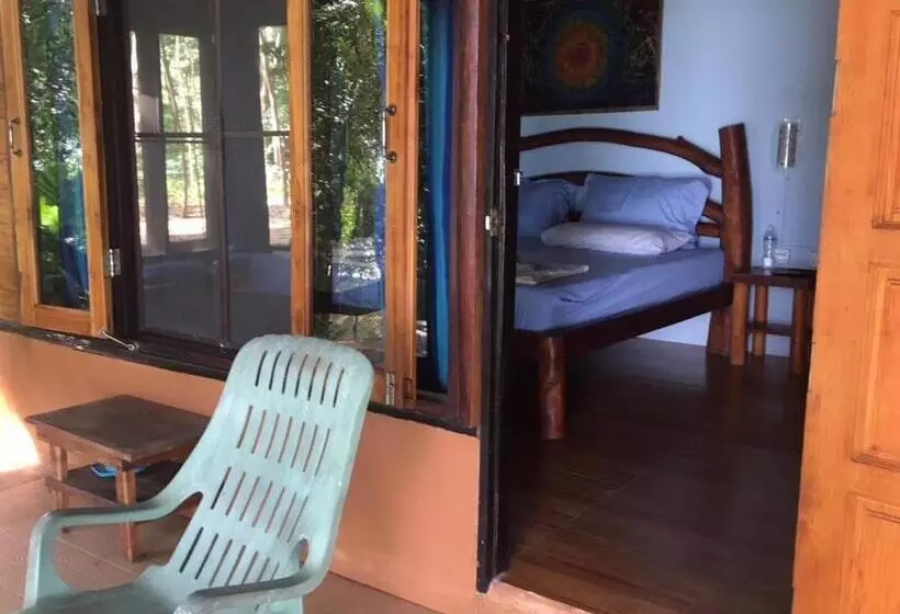 Majatalo Dugong Koh Sukorn