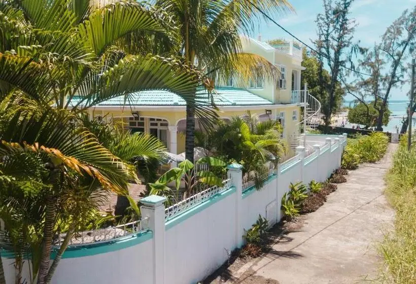 پانسیون Villa Bella Charming Beachfront Guesthouse