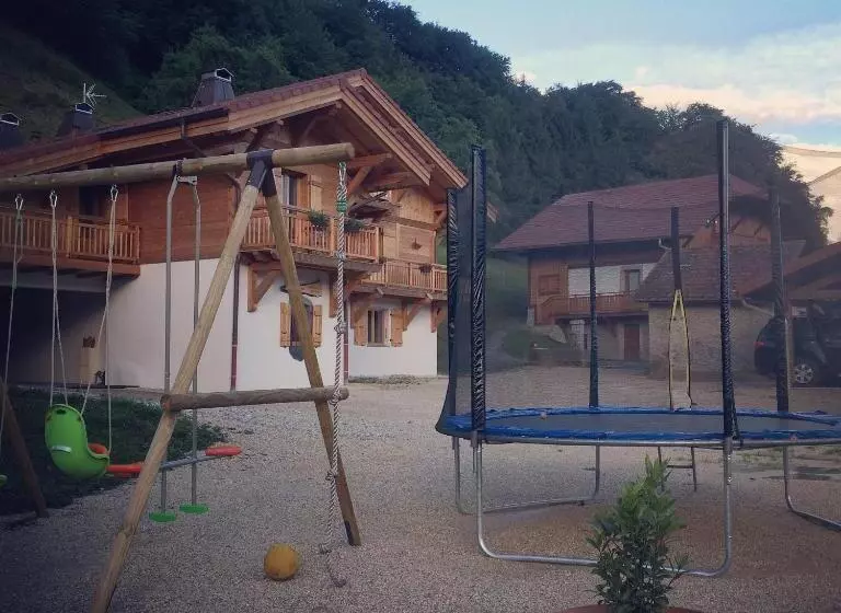 ベッドアンドブレックファースト Chantemerle 1741, Chambres D Hôtes à La Montagne