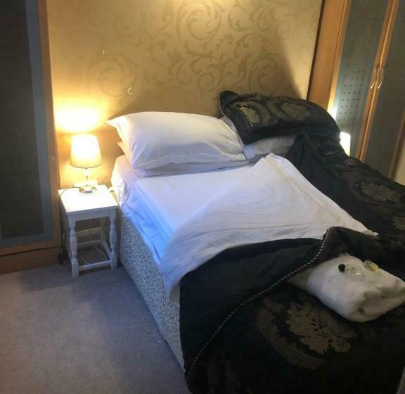 בית מלון כפרי The Mayfair