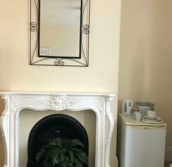 בית מלון כפרי The Mayfair