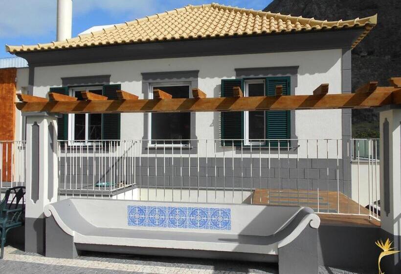 هتل A Casa Estrelícia Dourada Garcês