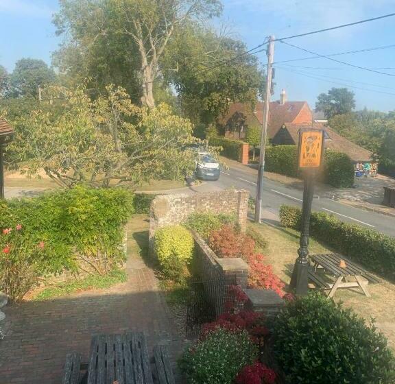 הוסטל Two Sawyers