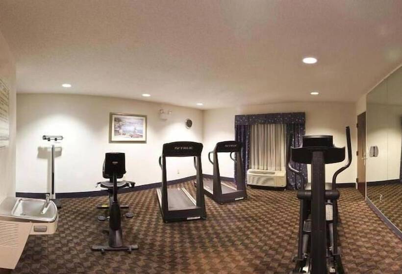 فندق Holiday Inn Express & Suites Chesapeake, An Ihg