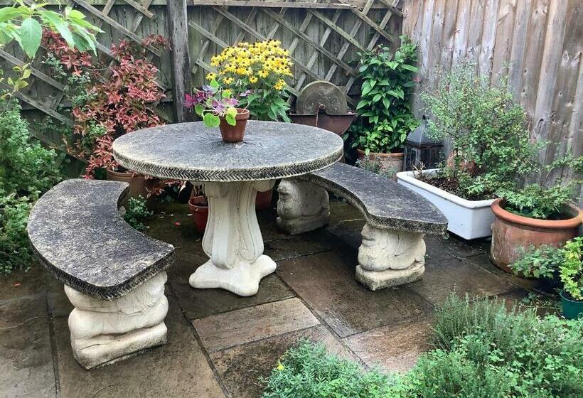 مبيت وإفطار Primrose Villa Self Catering Bnb