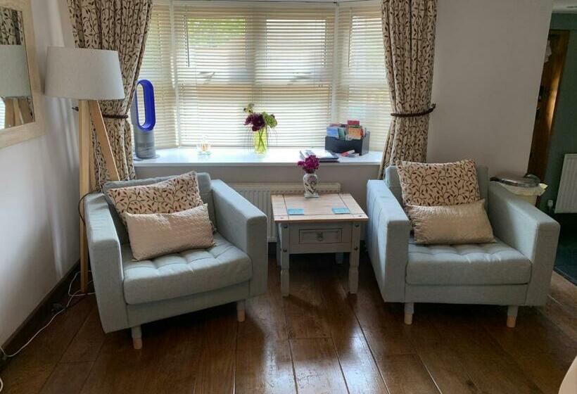 Hotelli Thatched Cottage